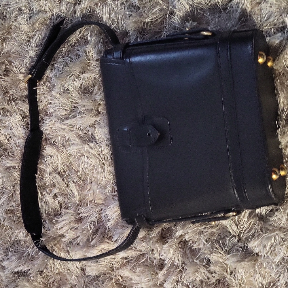 Y2K Vibtsge Victor Hugo Chic Black Crossbody Bag with Gold Accents - Picture 5 of 8